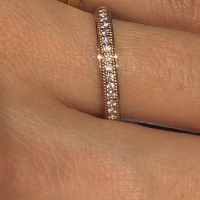 【LUCIE(ルシエ)の口コミ】 ミル打ちの細工の入ったハーフエタニティーリングであり、キラキラと輝き…