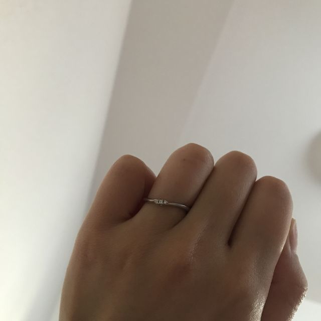 【Foulason(フレゾン)の口コミ】 華奢で細みのリングだったのが決め手でした。小柄で手の小さい私には、指…