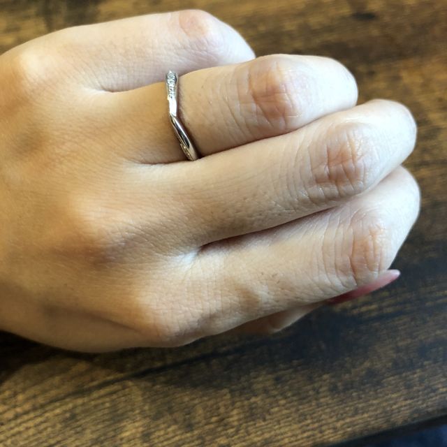 【アイプリモ(I-PRIMO)の口コミ】 婚約指輪との重ね付けをしたときにどちらの指輪も目劣りすることなく、単…