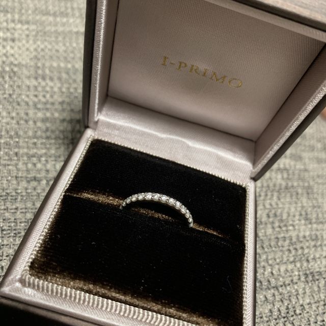 【アイプリモ(I-PRIMO)の口コミ】 妻が普段から結婚指輪と一緒につけたいと希望もありオーソドックスな一粒…