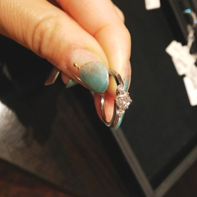 【ケイウノ ブライダル(K.UNO BRIDAL)の口コミ】 センターの大きなダイヤモンドのサイドにメレダイヤが置かれた定番のデザ…