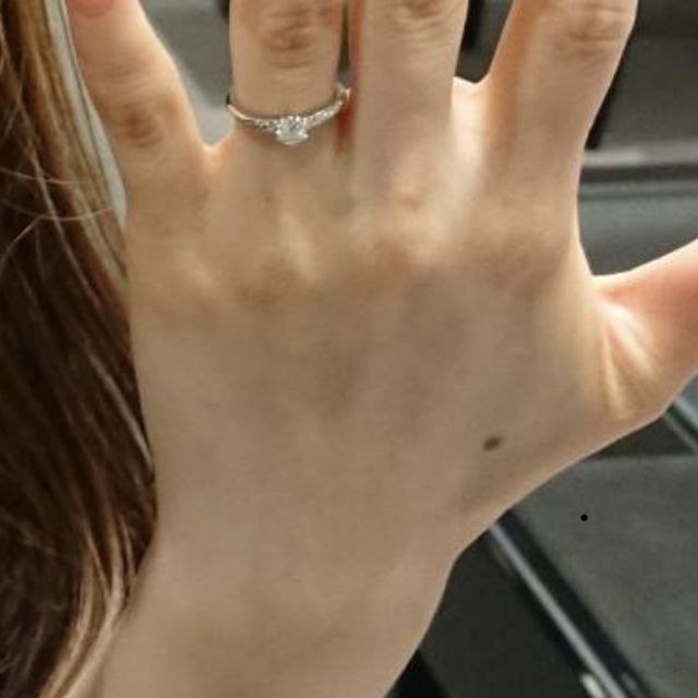 【銀座ダイヤモンドシライシの口コミ】 ダイヤモンドの輝きが素敵で、こちらの指輪に決めました。シンプルなデザ…