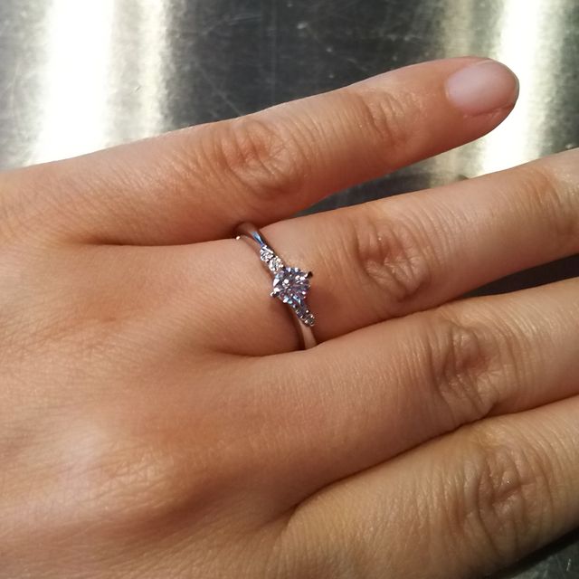 【アイプリモ(I-PRIMO)の口コミ】 いくつか試着しましたが、シンプルでダイアの存在感のあるデザインに惹か…