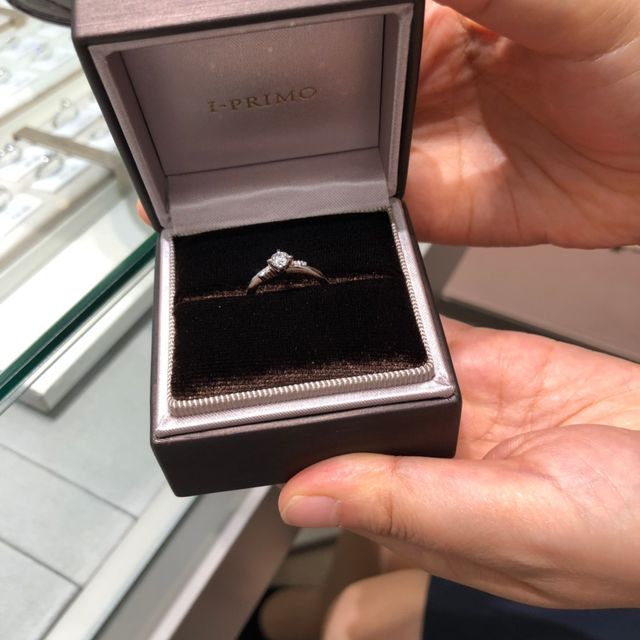 【アイプリモ(I-PRIMO)の口コミ】 いくつか試着しましたが、シンプルでダイアの存在感のあるデザインに惹か…