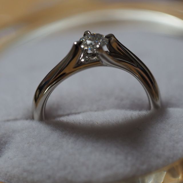 【アイプリモ(I-PRIMO)の口コミ】 ダイヤを支える爪がリングと一体化しており、それにより光がダイヤに入っ…