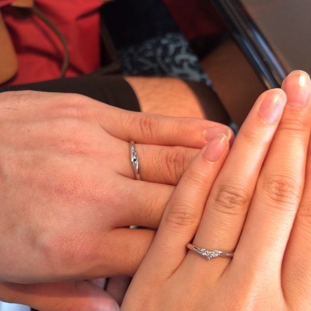 【エクセルコダイヤモンド(EXELCO DIAMOND)の口コミ】 女性はダイヤ3つの存在感がとても良かった。エンゲージリングと合わせても…