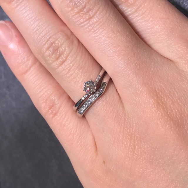 【TRECENTI(トレセンテ)の口コミ】 結婚指輪、婚約指輪共にV字のラインが綺麗であり、上品な印象があります。…