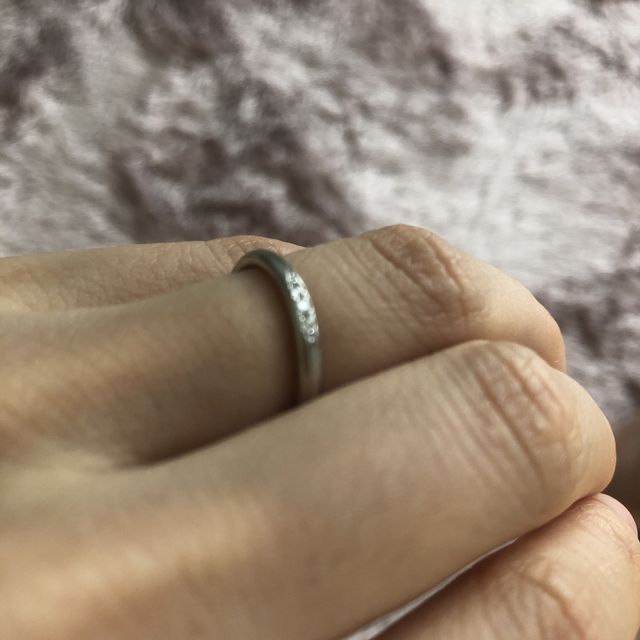【銀座ダイヤモンドシライシの口コミ】 指が細めなので、指輪も細めシンプルなものを選びました。当初は石が全く…