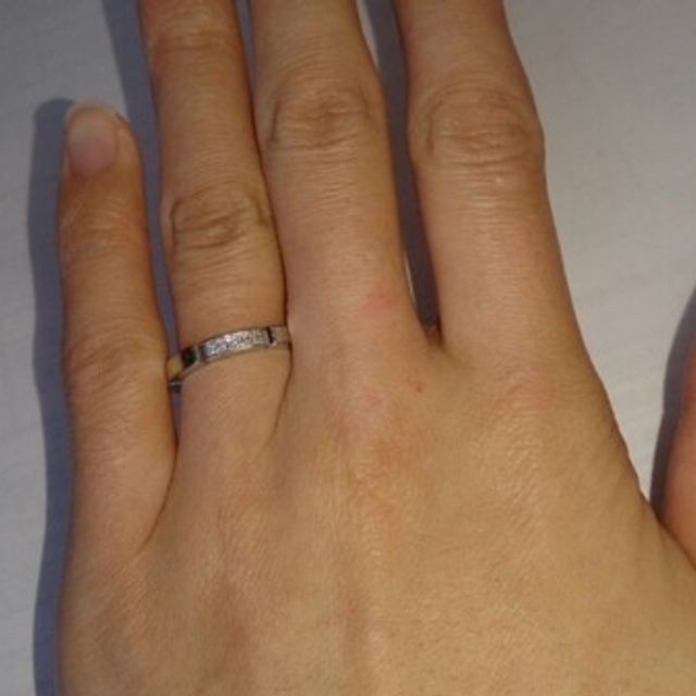 【カルティエ(Cartier)の口コミ】 少し厚みのあるこの指輪が好きです。
細すぎないので指輪をつけていると実…