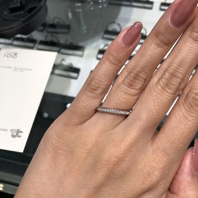 【ラザール ダイヤモンド(LAZARE DIAMOND)の口コミ】 台形型のリングで厚みがあるが、着け心地がとても良かったです。ダイヤの…