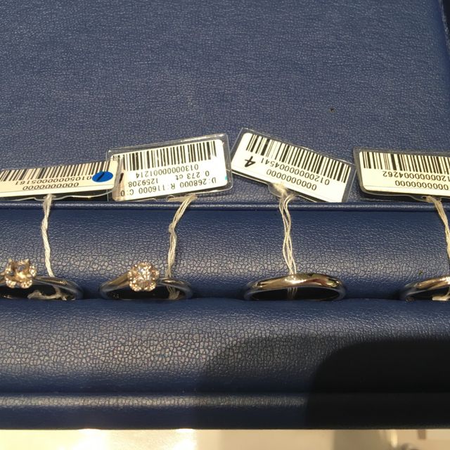 【銀座ダイヤモンドシライシの口コミ】 結婚指輪、婚約指輪の２つともを試着させていただきました。両方ともウェ…