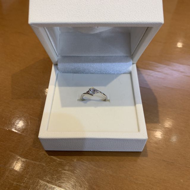 【ジュエリー東京の口コミ】 ウェーブのかかったデザインや、ダイヤの大きさ、サイドのピンクダイヤが…