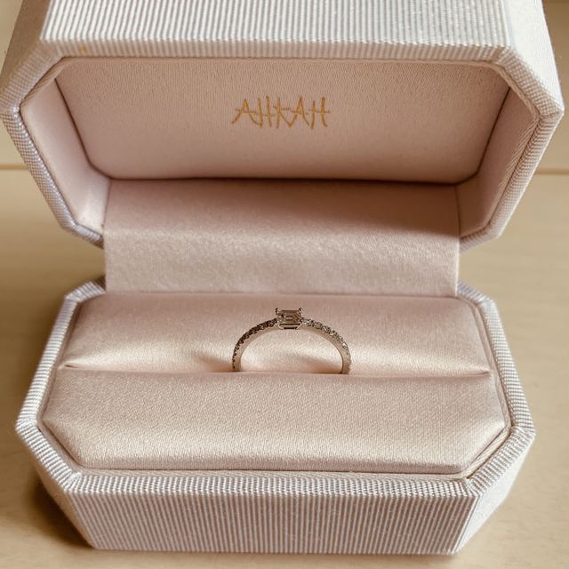 【AHKAH(アーカー)の口コミ】 もともと好きなブランドなので、ブランドはAHKAHと決めていました。
事前…