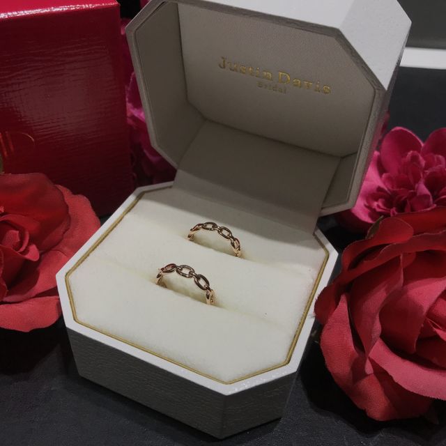 【Justin Davis Bridal(ジャスティンデイビスブライダル)の口コミ】 個人的に、相方よりも僕の方がこのブランドが個性的で好き。
その中でも鎖…
