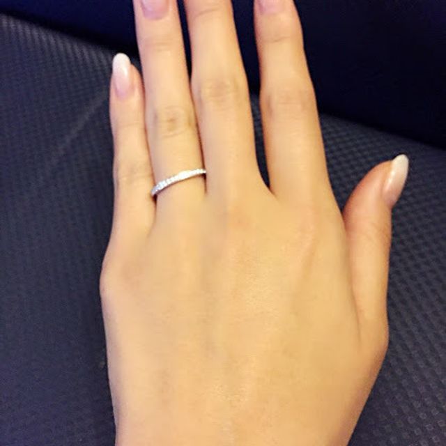 【グラフ(GRAFF)の口コミ】 婚約指輪と一緒につけてもバランスがとれるものを探していました。
他ブラ…