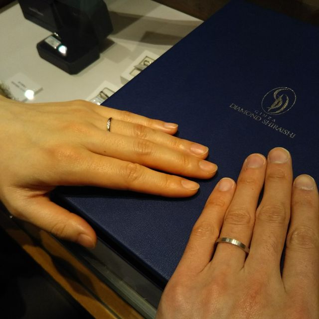 【銀座ダイヤモンドシライシの口コミ】 ザ・結婚指輪という感じの指輪です。
ストレート、ダイヤモンド5石(他3石…