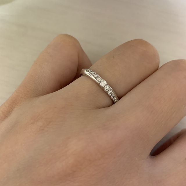 【銀座ダイヤモンドシライシの口コミ】 デザインがとても可愛いかったです。カーブでダイアモンドが埋まっている…