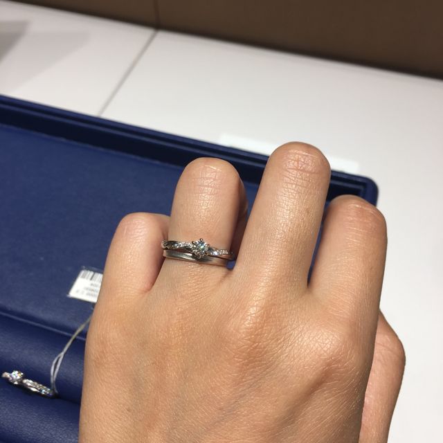 【銀座ダイヤモンドシライシの口コミ】 リングにも小さなダイヤモンドが交互に入っており、エタニティとは違って…