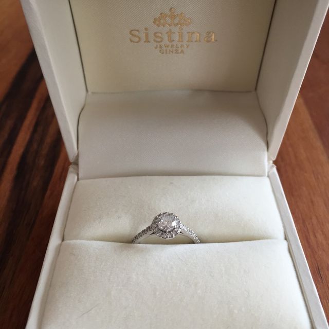 【システィーナGINZAの口コミ】 オリジナルの指輪を作って頂けるという事で、
リング部分が細く、かつ中央…