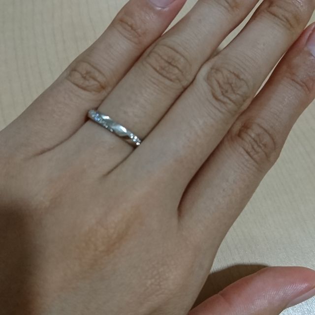 【ラザール ダイヤモンド(LAZARE DIAMOND)の口コミ】 流れるようなラインの中に、ダイヤモンドが輝いていて、すごくキレイな指…