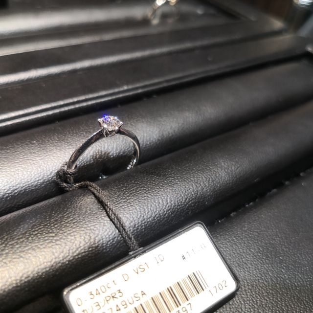 【ラザール ダイヤモンド(LAZARE DIAMOND)の口コミ】 さすがダイヤモンドカットに定評のあるブランドで、ダイヤモンドの輝き方…