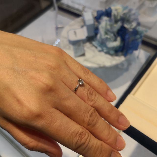 【ヴァンドーム青山(VENDOME AOYAMA)の口コミ】 ダイヤに向かって細くなっているプラチナ部分が、可愛らしいデザインです…