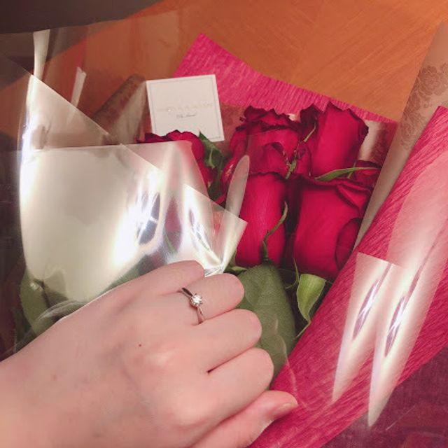 【銀座ダイヤモンドシライシの口コミ】 横から見たときにユリの形をしていることが決め手でした。
結婚指輪をスト…