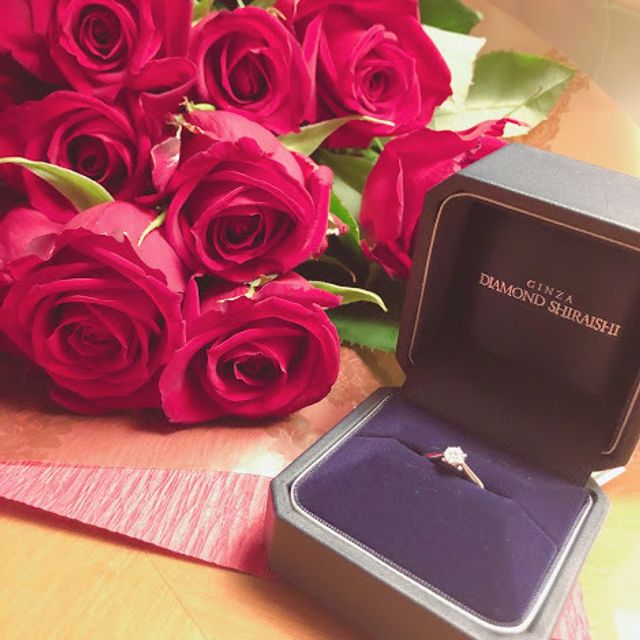 【銀座ダイヤモンドシライシの口コミ】 横から見たときにユリの形をしていることが決め手でした。
結婚指輪をスト…