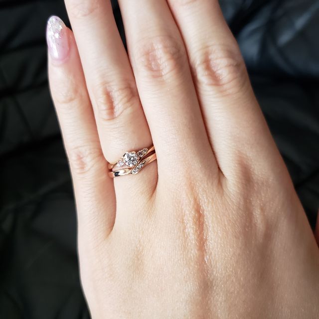 【マジョーレの口コミ】 メインダイヤの爪の部分が、ダイヤを包み込むようなデザインになっており…