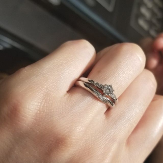 【エクセルコダイヤモンド(EXELCO DIAMOND)の口コミ】 センターのダイヤモンドの輝きに引けを取らないメレダイヤの質と存在感が…