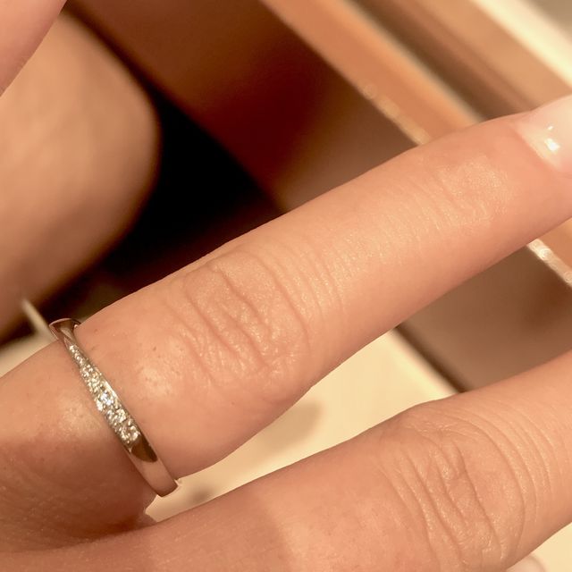【銀座ダイヤモンドシライシの口コミ】 人と被らないデザインで、指を細く見せてくれるような曲線がとても気に入…