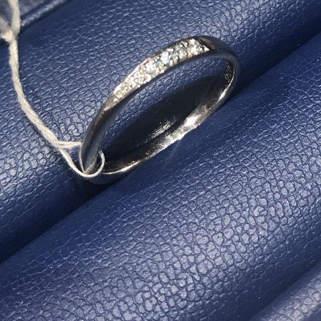 【銀座ダイヤモンドシライシの口コミ】 人と被らないデザインで、指を細く見せてくれるような曲線がとても気に入…