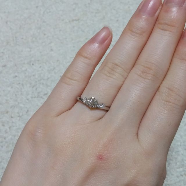 【銀座ダイヤモンドシライシの口コミ】 この婚約指輪に決めた一番のポイントはデザインです。メレダイヤが左右に…