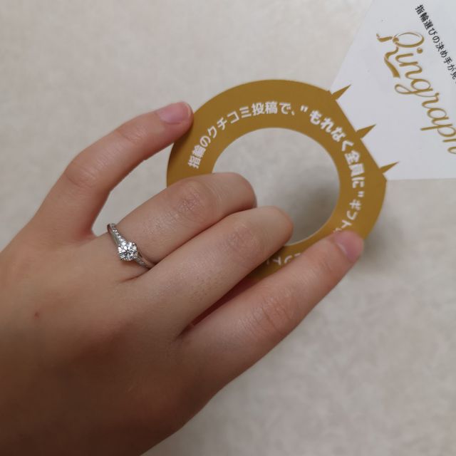 【エクセルコダイヤモンド(EXELCO DIAMOND)の口コミ】 シンプルなのに、ダイヤモンドの輝きがより感じられるデザインに惹かれま…