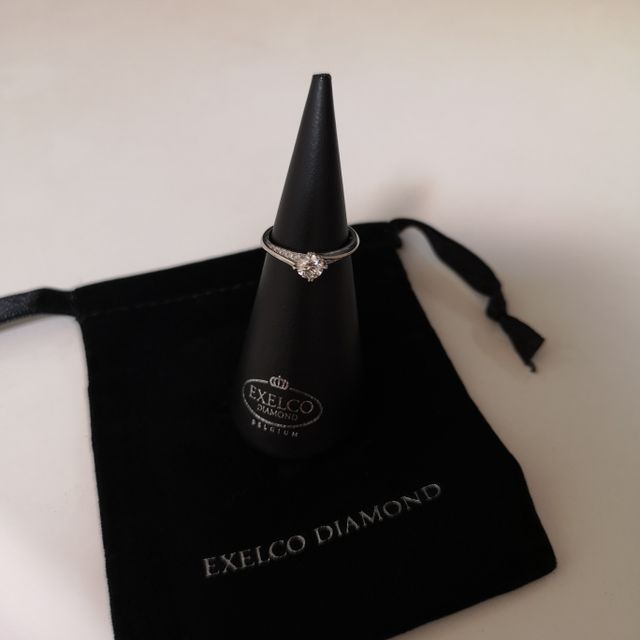【エクセルコダイヤモンド(EXELCO DIAMOND)の口コミ】 シンプルなのに、ダイヤモンドの輝きがより感じられるデザインに惹かれま…