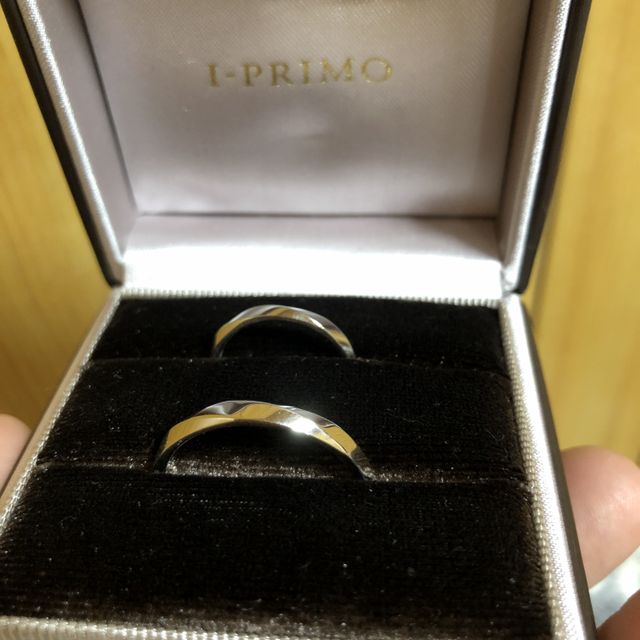 【アイプリモ(I-PRIMO)の口コミ】 婚約指輪をつけた時に、馴染むようにシンプルなデザインで、でも若干の何…