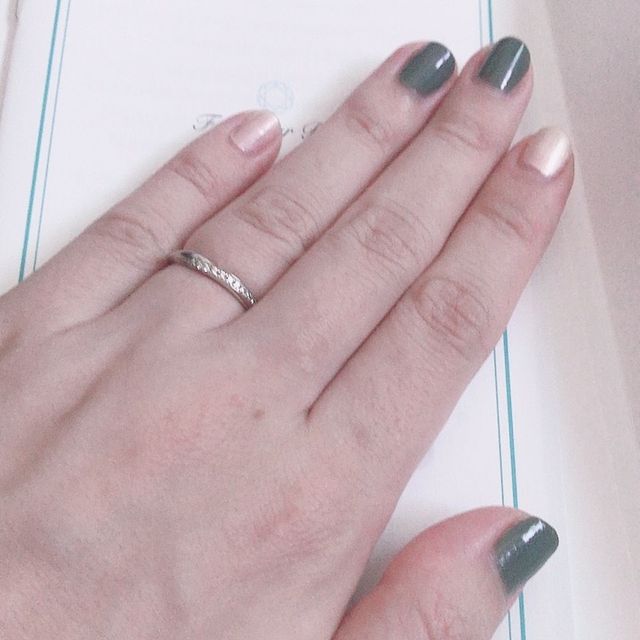 【銀座ダイヤモンドシライシの口コミ】 つけたときの輝きが素敵なのと
ラインが斜めに入っていることで
指が細く…