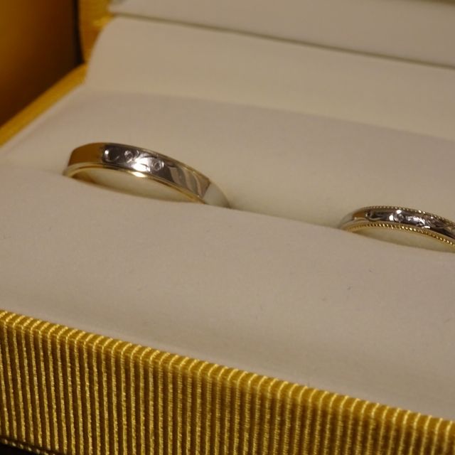 【ケイウノ ブライダル(K.UNO BRIDAL)の口コミ】 既製品の『月日』という指輪のデザインを元に、真ん中はプラチナ、ふちと…