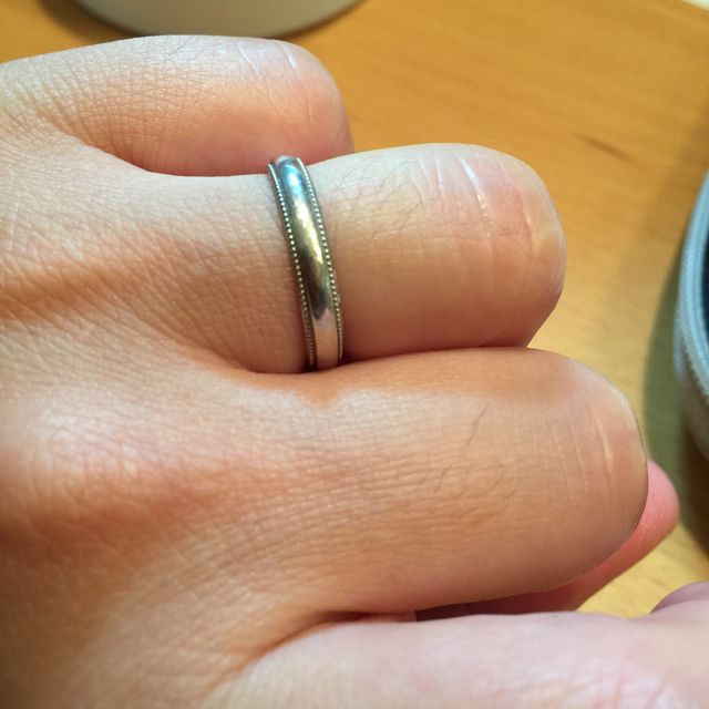 【4℃ BRIDAL(ヨンドシーブライダル)の口コミ】 さりげなく縁取りしてあるのが気に入って購入。真ん中にダイヤや石が入っ…