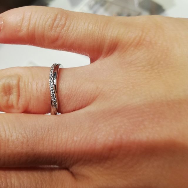 【銀座ダイヤモンドシライシの口コミ】 いろんな種類の指輪があり、とにかく迷いました。いろんな店舗を見て回っ…