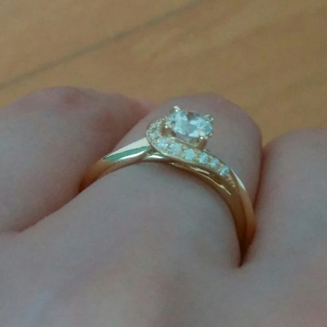【銀座ダイヤモンドシライシの口コミ】 素材はゴールドと決めていたので、お月様みたいなリングデザインと馴染み…
