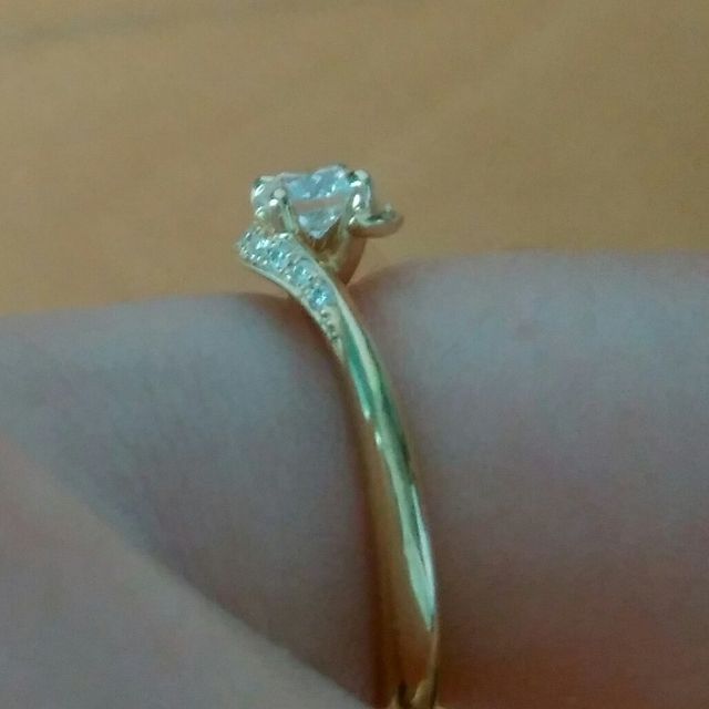 【銀座ダイヤモンドシライシの口コミ】 素材はゴールドと決めていたので、お月様みたいなリングデザインと馴染み…