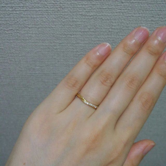 【銀座ダイヤモンドシライシの口コミ】 デザインは、V字かねじれタイプがよかったので、それらを中心に選びました…