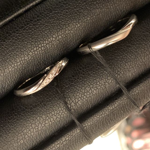 【エクセルコダイヤモンド(EXELCO DIAMOND)の口コミ】 男性はマット加工でシンプルの中にも遊び心のあるカッコいいデザイン。
女…