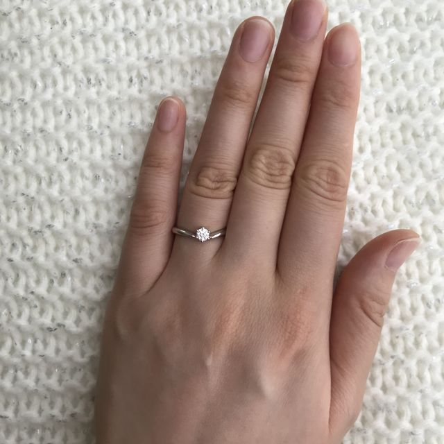 【エクセルコダイヤモンド(EXELCO DIAMOND)の口コミ】 彼と一緒に買いに行きました。
センターに向かって細くなるラインが綺麗だ…