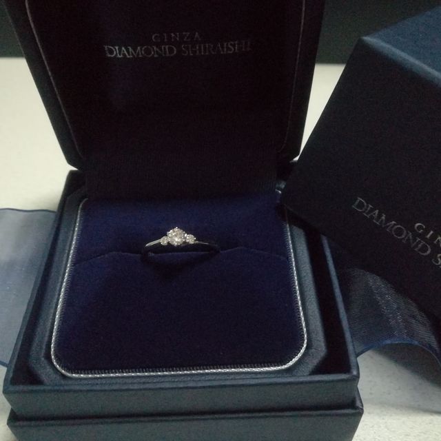 【銀座ダイヤモンドシライシの口コミ】 真ん中にメインのダイヤモンド、左右に小さなダイヤモンドがひと粒ずつ入…