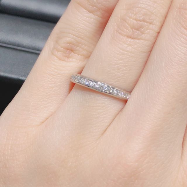 【ラザール ダイヤモンド(LAZARE DIAMOND)の口コミ】 中央に少し大きめのダイヤモンドがついているデザインです。華やかですが…