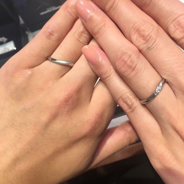 【銀座ダイヤモンドシライシの口コミ】 シンプルかつ、自分好みのデザインであるつや消しを一部分に入れることが…