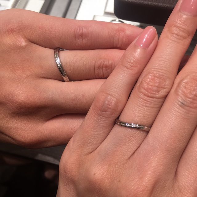 【アイプリモ(I-PRIMO)の口コミ】 真ん中一周に、ミルグレインというデザインが両方に施されていて、アンテ…