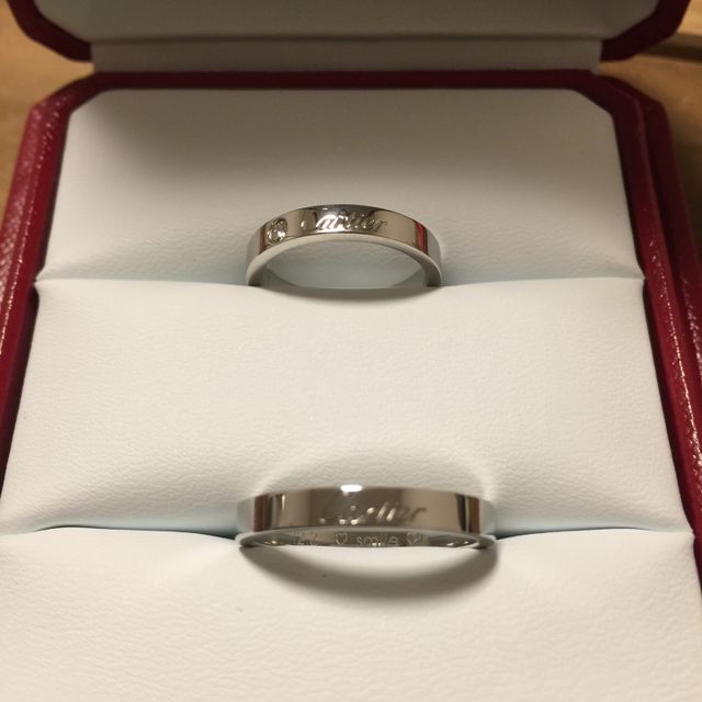 【カルティエ(Cartier)の口コミ】 仕事上、凹凸のある指輪をつけれないのと2人とも手が大きいので太めのもの…